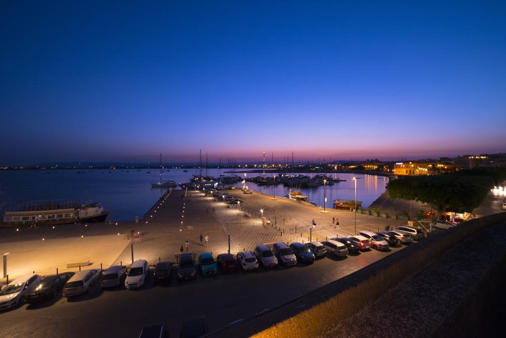 לינה וארוחת בוקר סירקוזה Palazzo Giunta - Porta Marina Ortigia מראה חיצוני תמונה